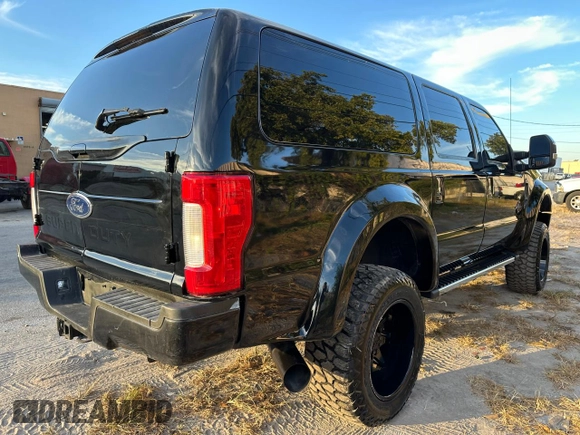2004 Ford Excursion Eddie Bauer z VIN 1FMSU45P14EA06923, wystawiony jako Copart lot #84176014 z przebiegiem 186 217 mil mil oraz Czysty tytuł • Clean title. Historia ofert i sprzedaży dostępna na DreamBid. Obrazek 3.