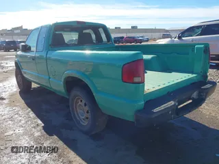 2002 Chevrolet S-10 LS with VIN 1GCDT19W228228916, listed as a IAAI auction lot 40902812 with 247,233 mi miles. Bid and sale history available at carsss.com. Image 3.