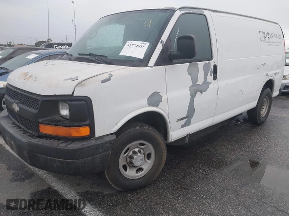 2006 Chevrolet Express Cargo z VIN 1GCHG35U461114730, wystawiony jako IAAI lot #41774915 z przebiegiem 260 059 mil mil oraz . Historia ofert i sprzedaży dostępna na DreamBid. Obrazek 2.