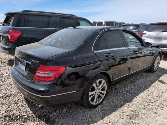 2013 Mercedes-Benz C 300 Sport z VIN WDDGF8AB2DA874626, wystawiony jako Copart lot #58544845 z przebiegiem Nie podano mil oraz Szkoda całkowita • Salvage title. Historia ofert i sprzedaży dostępna na DreamBid. Obrazek 3.