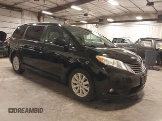 2012 Toyota Sienna XLE AAS z VIN 5TDYK3DC5CS223378, wystawiony jako IAAI lot #42164070 z przebiegiem 163 338 mil mil oraz . Historia ofert i sprzedaży dostępna na DreamBid. Obrazek 1.