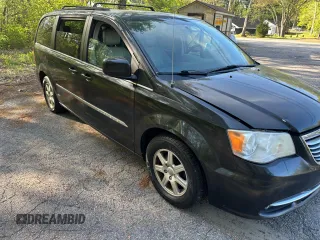 2013 Chrysler Town & Country Touring z VIN 2C4RC1BGXDR577662, wystawiony jako Copart lot #57900485 z przebiegiem 149 361 mil mil oraz Czysty tytuł • Clean title. Historia ofert i sprzedaży dostępna na DreamBid. Obrazek 1.
