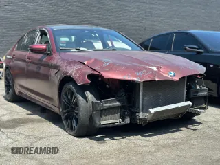 2018 BMW M5 z VIN WBSJF0C55JB283553, wystawiony jako Copart lot #55519235 z przebiegiem 57 128 mil mil oraz Szkody całkowita. Historia ofert i sprzedaży dostępna na DreamBid. Obrazek 1.
