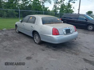 2000 Lincoln Town Car Signature z VIN 1LNHM82W3YY859857, wystawiony jako IAAI lot #42495876 z przebiegiem Nie podano mil oraz . Historia ofert i sprzedaży dostępna na DreamBid. Obrazek 3.