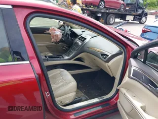 2014 Lincoln MKZ z VIN 3LN6L2G93ER802398, wystawiony jako IAAI lot #42205802 z przebiegiem 187 511 mil mil oraz . Historia ofert i sprzedaży dostępna na DreamBid. Obrazek 5.