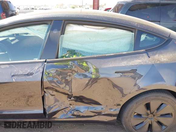 2024 Tesla Model 3 z VIN 5YJ3E1EA3RF771010, wystawiony jako IAAI lot #41738109 z przebiegiem 8 493 mil mil oraz . Historia ofert i sprzedaży dostępna na DreamBid. Obrazek 6.