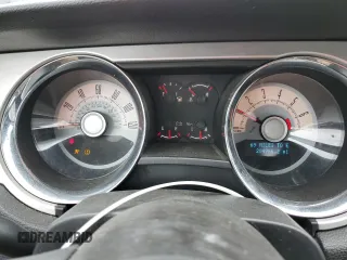 2010 Ford Mustang V6 z VIN 1ZVBP8EN0A5121975, wystawiony jako Copart lot #52117343 z przebiegiem 204 966 mil mil oraz Szkoda całkowita • Salvage title. Historia ofert i sprzedaży dostępna na DreamBid. Obrazek 9.