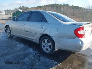 2003 Toyota Camry LE z VIN 4T1BF32K03U561492, wystawiony jako IAAI lot #41607321 z przebiegiem 171 920 mil mil oraz . Historia ofert i sprzedaży dostępna na DreamBid. Obrazek 3.