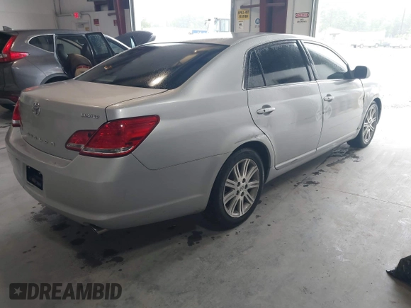 2007 Toyota Avalon XL z VIN 4T1BK36B87U210065, wystawiony jako IAAI lot #42301713 z przebiegiem 263 231 mil mil oraz . Historia ofert i sprzedaży dostępna na DreamBid. Obrazek 4.