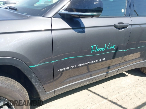 2024 Jeep Grand Cherokee Limited with VIN 1C4RJKBG5R8603504, listed as a IAAI auction lot 41993298 with 33,670 mi miles and . Bid and sale history available at DreamBid. Image 12.