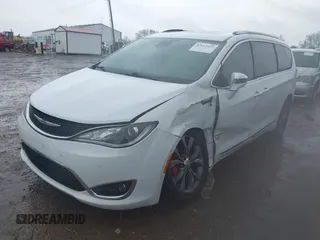 2018 Chrysler Pacifica Limited z VIN 2C4RC1GG8JR107182, wystawiony jako IAAI lot #42113415 z przebiegiem 154 982 mil mil oraz . Historia ofert i sprzedaży dostępna na DreamBid. Obrazek 6.