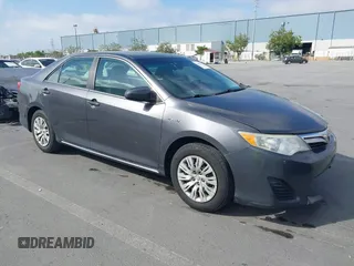 2013 Toyota Camry LE z VIN 4T1BD1FK7DU073372, wystawiony jako IAAI lot #42475919 z przebiegiem 309 549 mil mil oraz . Historia ofert i sprzedaży dostępna na DreamBid. Obrazek 1.