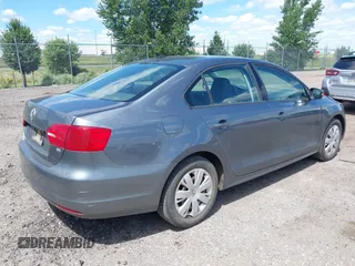 2014 Volkswagen Jetta SE z VIN 3VWD17AJ8EM286230, wystawiony jako IAAI lot #42735736 z przebiegiem 181 617 mil mil oraz . Historia ofert i sprzedaży dostępna na DreamBid. Obrazek 4.