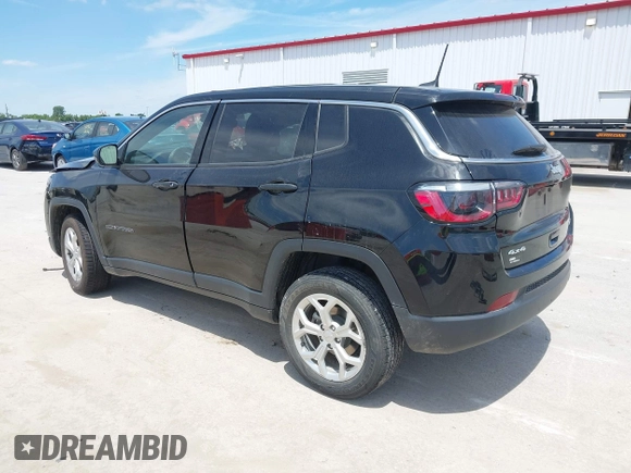 2024 Jeep Compass Sport z VIN 3C4NJDAN5RT105556, wystawiony jako IAAI lot #42335647 z przebiegiem 14 747 mil mil oraz . Historia ofert i sprzedaży dostępna na DreamBid. Obrazek 3.
