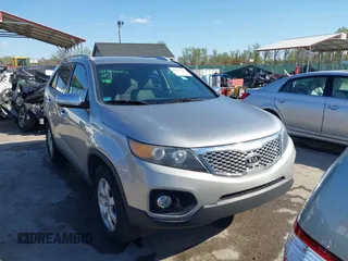 2013 Kia Sorento LX z VIN 5XYKT4A65DG354509, wystawiony jako IAAI lot #41996451 z przebiegiem 97 647 mil mil oraz . Historia ofert i sprzedaży dostępna na DreamBid. Obrazek 12.