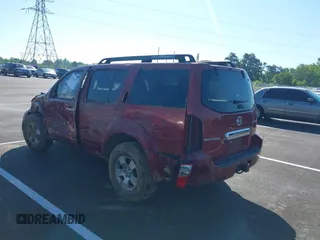 2006 Nissan Pathfinder SE z VIN 5N1AR18U76C621228, wystawiony jako IAAI lot #42178373 z przebiegiem 209 156 mil mil oraz . Historia ofert i sprzedaży dostępna na DreamBid. Obrazek 3.