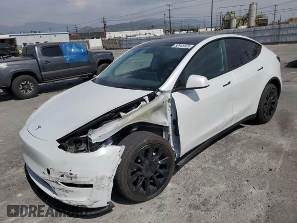 2023 Tesla Model Y Long Range z VIN 7SAYGDEE8PA030286, wystawiony jako Copart lot #50945465 z przebiegiem 43 676 mil mil oraz Szkoda całkowita • Salvage title. Historia ofert i sprzedaży dostępna na DreamBid. Obrazek 1.