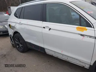 2022 Volkswagen Tiguan SE z VIN 3VV2B7AX9NM029204, wystawiony jako IAAI lot #41248800 z przebiegiem 24 450 mil mil oraz . Historia ofert i sprzedaży dostępna na DreamBid. Obrazek 6.