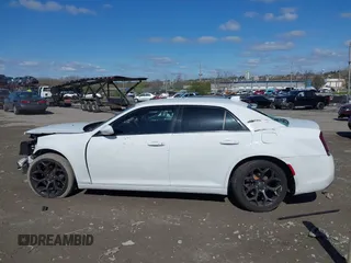 2019 Chrysler 300 S z VIN 2C3CCABG6KH659109, wystawiony jako IAAI lot #41987079 z przebiegiem Nie podano mil oraz . Historia ofert i sprzedaży dostępna na DreamBid. Obrazek 15.