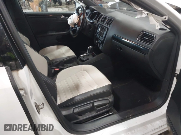 2015 Volkswagen Jetta SE z VIN 3VWD17AJ2FM427343, wystawiony jako IAAI lot #42520443 z przebiegiem 60 409 mil mil oraz . Historia ofert i sprzedaży dostępna na DreamBid. Obrazek 5.