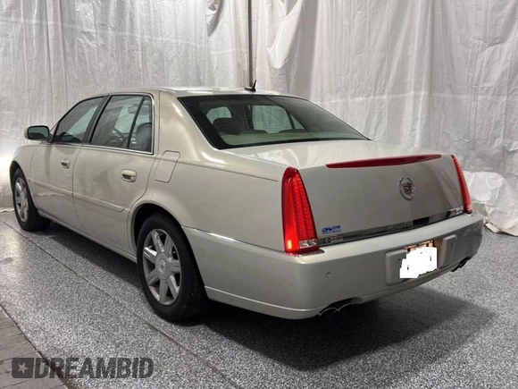 2007 Cadillac DTS V8 z VIN 1G6KD57Y27U198589, wystawiony jako Copart lot #59233755 z przebiegiem 171 023 mil mil oraz Tytuł czysty. Historia ofert i sprzedaży dostępna na DreamBid. Obrazek 3.