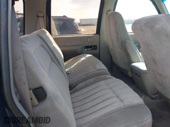 1993 GMC Suburban с VIN 1GKFK16K2PJ710108, выставлен на аукционе IAAI как лот 41560573 с пробегом 232 246 миль миль и . История ставок и продаж доступна на DreamBid. Изображение 8.