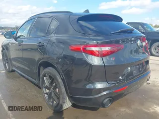2020 Alfa Romeo Stelvio Ti z VIN ZASPAKBN7L7C92393, wystawiony jako IAAI lot #41824452 z przebiegiem 53 616 mil mil oraz . Historia ofert i sprzedaży dostępna na DreamBid. Obrazek 3.