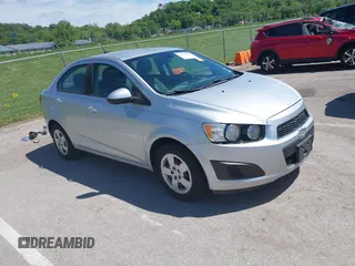 2013 Chevrolet Sonic LS z VIN 1G1JA5SH8D4202996, wystawiony jako IAAI lot #42201830 z przebiegiem 96 952 mil mil oraz . Historia ofert i sprzedaży dostępna na DreamBid. Obrazek 1.
