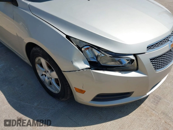2014 Chevrolet Cruze 1LT z VIN 1G1PC5SB6E7196812, wystawiony jako IAAI lot #42393427 z przebiegiem 120 376 mil mil oraz . Historia ofert i sprzedaży dostępna na DreamBid. Obrazek 6.