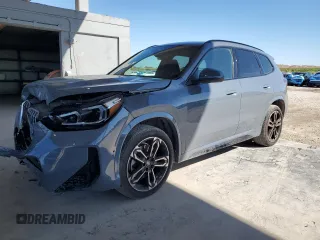 2025 BMW X1 xDrive28i z VIN WBX73EF04S5064173, wystawiony jako Copart lot #48459125 z przebiegiem 267 mil mil oraz Szkody całkowita. Historia ofert i sprzedaży dostępna na DreamBid. Obrazek 1.