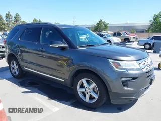 2018 Ford Explorer XLT z VIN 1FM5K7D85JGC55627, wystawiony jako IAAI lot #42261412 z przebiegiem 133 125 mil mil oraz . Historia ofert i sprzedaży dostępna na DreamBid. Obrazek 1.
