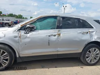 2019 Cadillac XT5 Premium Luxury AWD z VIN 1GYKNFRS0KZ207739, wystawiony jako IAAI lot #42229089 z przebiegiem 99 801 mil mil oraz . Historia ofert i sprzedaży dostępna na DreamBid. Obrazek 13.