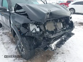 2023 Toyota Tacoma SR5 z VIN 3TMDZ5BN3PM169160, wystawiony jako IAAI lot #41276992 z przebiegiem 5 228 mil mil oraz . Historia ofert i sprzedaży dostępna na DreamBid. Obrazek 6.