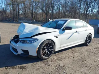 2019 BMW M5 Competition z VIN WBSJF0C57KB285614, wystawiony jako IAAI lot #39011419 z przebiegiem Nie podano mil oraz . Historia ofert i sprzedaży dostępna na DreamBid. Obrazek 2.