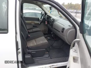 2009 GMC Sierra 2500HD z VIN 1GTHK49K69E135170, wystawiony jako IAAI lot #40495900 z przebiegiem 209 739 mil mil oraz . Historia ofert i sprzedaży dostępna na DreamBid. Obrazek 5.