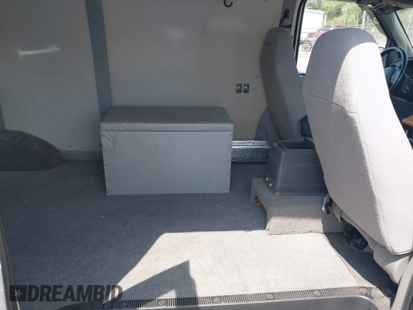 1998 Ford Econoline Cargo z VIN 1FTRE1464WHA71421, wystawiony jako IAAI lot #41986370 z przebiegiem 179 120 mil mil oraz . Historia ofert i sprzedaży dostępna na DreamBid. Obrazek 8.