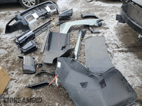 2024 GMC Hummer EV 3X z VIN 1GKB0RDC6RU101989, wystawiony jako Copart lot #85671314 z przebiegiem 7434 mil mil oraz Szkody całkowita. Historia ofert i sprzedaży dostępna na DreamBid. Obrazek 13.