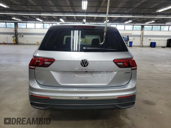 2024 Volkswagen Tiguan SE z VIN 3VV2B7AX0RM107682, wystawiony jako Copart lot #63655555 z przebiegiem 46 998 mil mil oraz Czysty tytuł • Clean title. Historia ofert i sprzedaży dostępna na DreamBid. Obrazek 6.