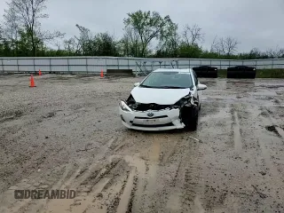 2014 Toyota Prius One z VIN JTDKDTB33E1558853, wystawiony jako Copart lot #57339425 z przebiegiem Nie podano mil oraz Nie do naprawy • Non repairable. Historia ofert i sprzedaży dostępna na DreamBid. Obrazek 13.