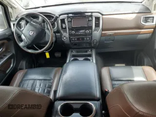 2016 Nissan Titan Platinum Reserve z VIN 1N6BA1F26GN506432, wystawiony jako Copart lot #55596075 z przebiegiem 153 972 mil mil oraz Czysty tytuł • Clean title. Historia ofert i sprzedaży dostępna na DreamBid. Obrazek 8.