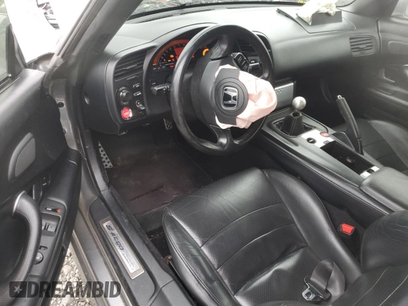2005 Honda S2000 z VIN JHMAP21415S003979, wystawiony jako Copart lot #52466855 z przebiegiem 69 358 mil mil oraz Szkoda całkowita • Salvage title. Historia ofert i sprzedaży dostępna na DreamBid. Obrazek 8.