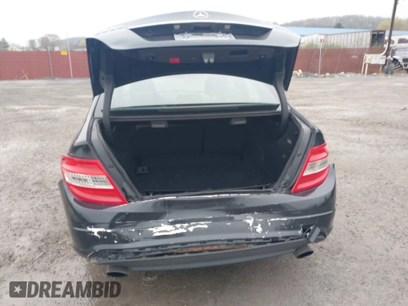 2010 Mercedes-Benz C 300 Sport z VIN WDDGF8BB0AF441321, wystawiony jako IAAI lot #42021660 z przebiegiem 143 888 mil mil oraz . Historia ofert i sprzedaży dostępna na DreamBid. Obrazek 6.