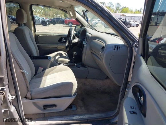 2006 Chevrolet TrailBlazer LS with VIN 1GNDS13S862117862, listed as a IAAI auction lot 41805664 with 305,879 mi miles. Bid and sale history available at carsss.com. Image 5.