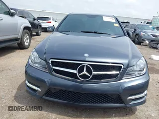 2013 Mercedes-Benz C 250 Sport z VIN WDDGF4HB5DA781713, wystawiony jako IAAI lot #42109186 z przebiegiem 142 167 mil mil oraz . Historia ofert i sprzedaży dostępna na DreamBid. Obrazek 12.