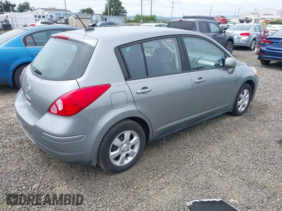 2007 Nissan Versa SL z VIN 3N1BC13E97L383420, wystawiony jako IAAI lot #42254796 z przebiegiem 141 987 mil mil oraz . Historia ofert i sprzedaży dostępna na DreamBid. Obrazek 4.