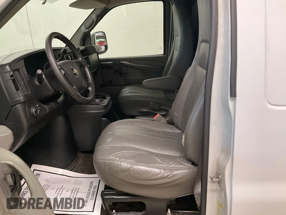 2012 Chevrolet Express Cargo z VIN 1GCSGAFX6C1142768, wystawiony jako IAAI lot #42529979 z przebiegiem 250 449 mil mil oraz . Historia ofert i sprzedaży dostępna na DreamBid. Obrazek 18.