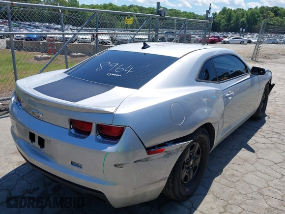 2013 Chevrolet Camaro LS z VIN 2G1FA1E37D9113674, wystawiony jako IAAI lot #42092399 z przebiegiem 138 908 mil mil oraz . Historia ofert i sprzedaży dostępna na DreamBid. Obrazek 4.