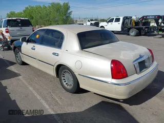 2001 Lincoln Town Car Cartier z VIN 1LNHM83W81Y706332, wystawiony jako IAAI lot #42125002 z przebiegiem Nie podano mil oraz . Historia ofert i sprzedaży dostępna na DreamBid. Obrazek 13.
