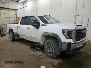 2024 GMC Sierra 3500HD Pro z VIN 1GT49SEY2RF404428, wystawiony jako Copart lot #42213915 z przebiegiem 37 243 mil mil oraz Szkoda całkowita • Salvage title. Historia ofert i sprzedaży dostępna na DreamBid. Obrazek 4.