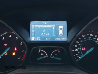 2012 Ford Focus SE z VIN 1FAHP3F20CL138736, wystawiony jako IAAI lot #42315862 z przebiegiem 231 570 mil mil oraz . Historia ofert i sprzedaży dostępna na DreamBid. Obrazek 7.